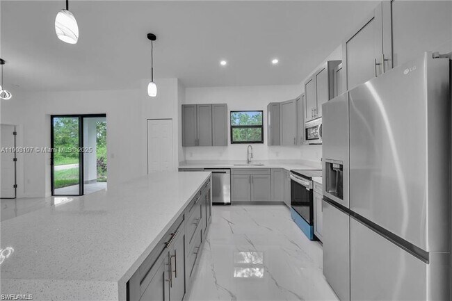 Foto del edificio - 1006 W 10th St