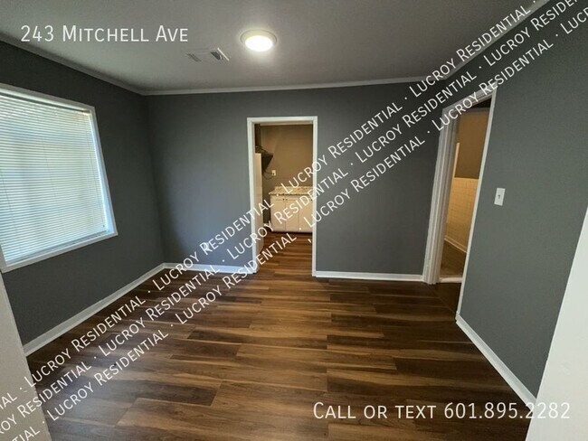 Foto del edificio - 243 Mitchell Ave