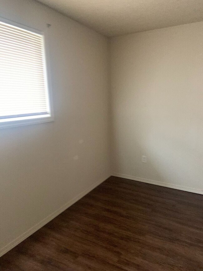 Foto del edificio - 2 bed, 1 bath Duplex with attached garage