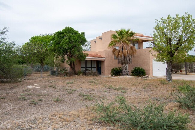 Building Photo - 922 Lago Vista Dr