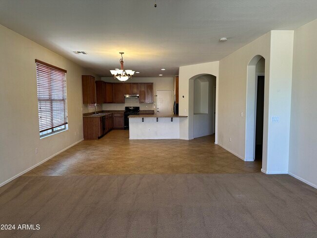 Foto del edificio - 15022 W Montecito Ave