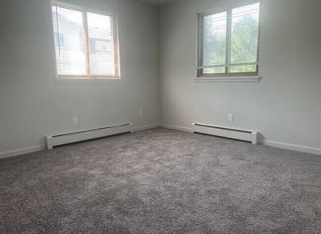 Building Photo - Updated 2 Bedroom Apartment - Utilities In...