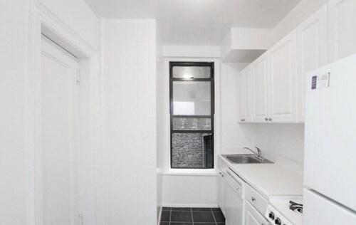 Building Photo - 110 E 95th St