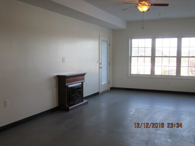 Building Photo - 144 Donats Brow
