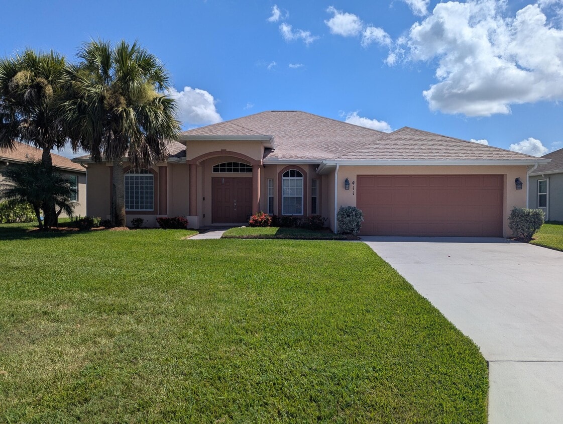 Primary Photo - 411 SW Vista Lake Dr