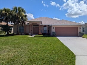 Building Photo - 411 SW Vista Lake Dr