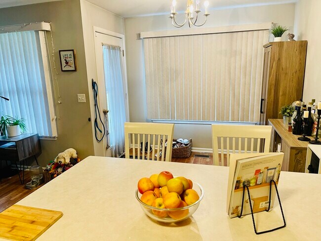 Foto del edificio - 1323 N Red Oak Cir