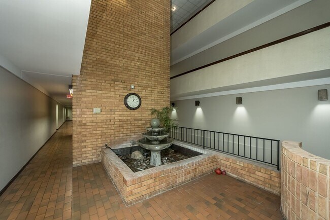 Foto del edificio - Two Bedroom, 2 Bath Creve Coeur Condo