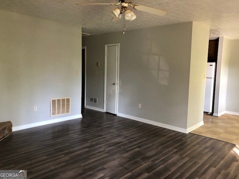 Building Photo - 2600 Park Ridge Dr