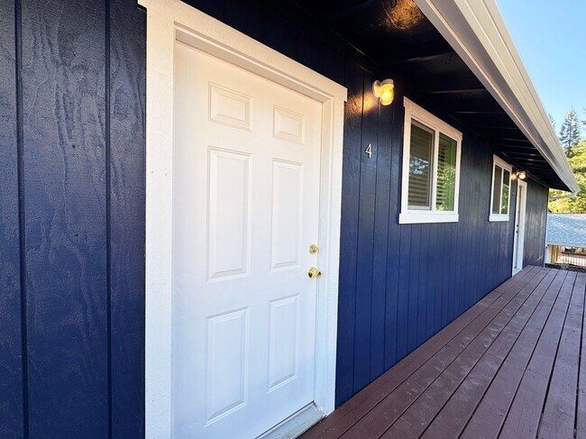 Building Photo - 2148 Primrose Dr