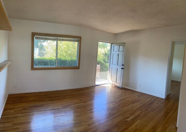 Foto del edificio - 717 Raymond Ave