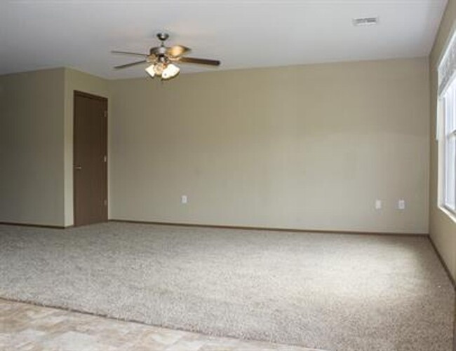 Foto del edificio - Duplex Located on East Side of MHK - Avail...