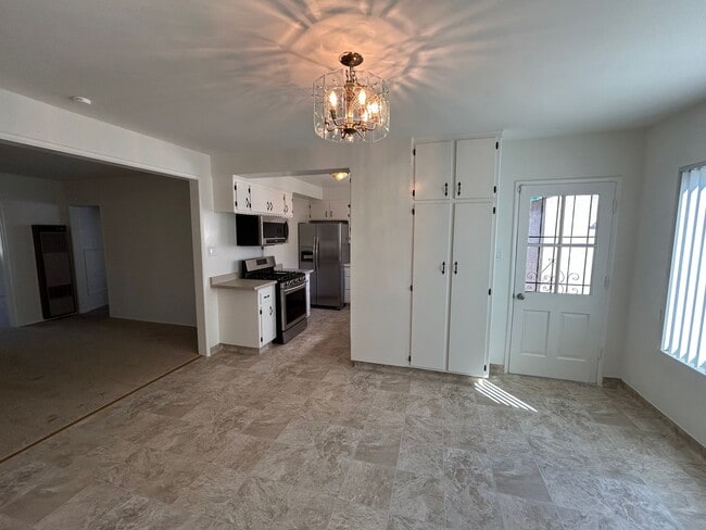 Building Photo - Lovely house for rent: 4 bed 1.75 bath in ...