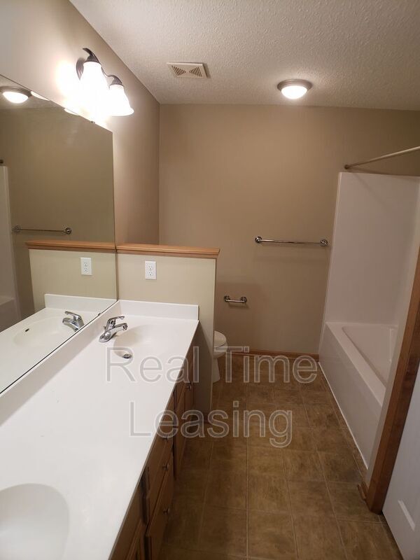 Foto del edificio - 8051 Larch Ln N