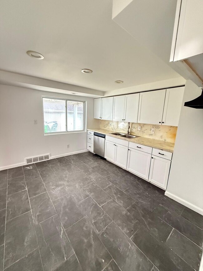 Foto del edificio - Charming 3 Bedroom Home Euclid