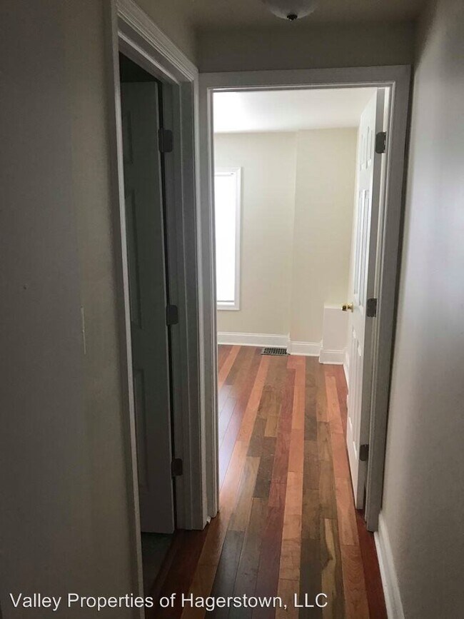 Building Photo - 3 br, 1 bath House - 22 S Locust St