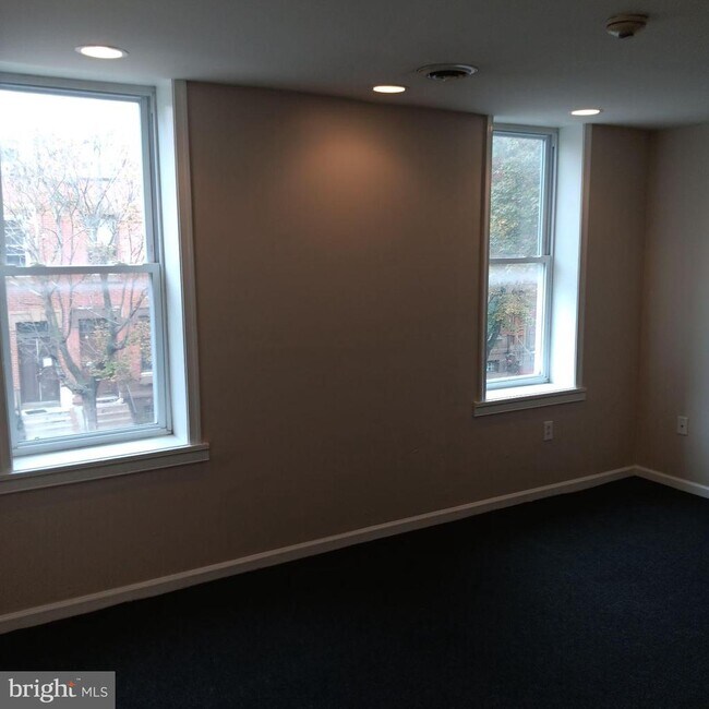 Building Photo - 1732 W Diamond St