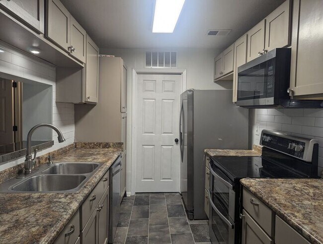 Foto del edificio - 101 Warm Springs Cir