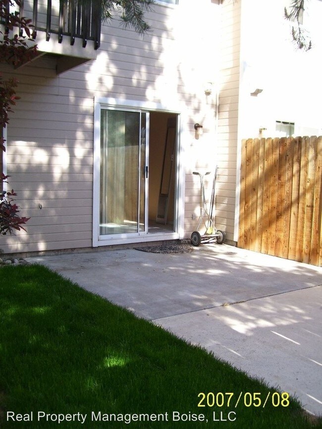 Building Photo - 2562 S Sumac Ln