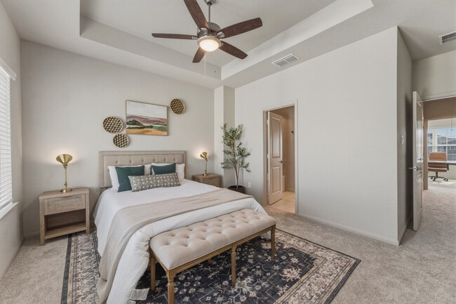 Dormitorio principal con techo artesonado - West End Estates