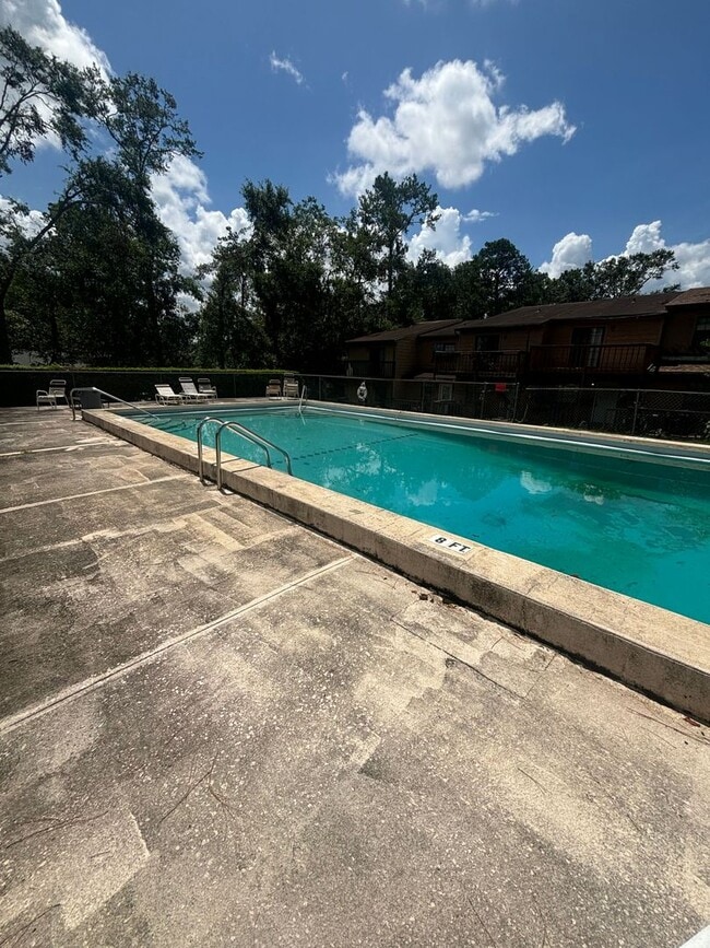 Building Photo - Freshly Remodeled 3 BR 2 BA Townhome Locat...