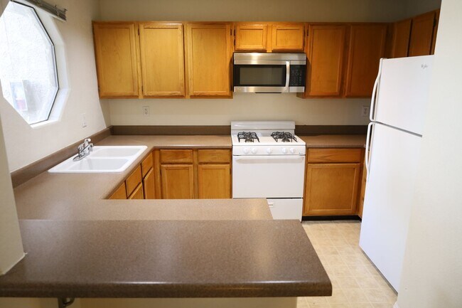Building Photo - 2 Bedroom 1 Bathroom Centrally Located 1st Floor Condo in Gated Community!