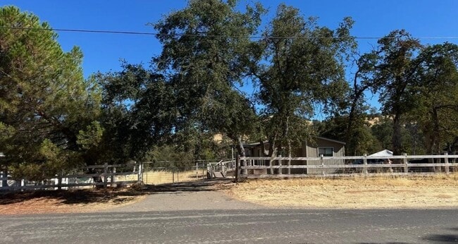 Foto del edificio - 13600 Pino Ct