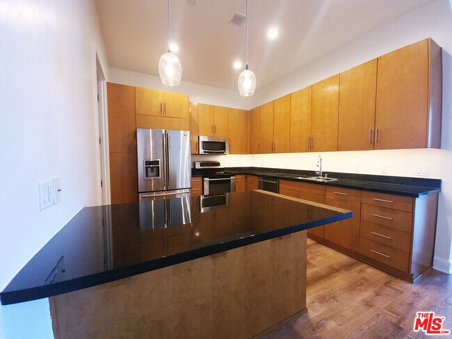 Foto del edificio - 3223 W 6th St