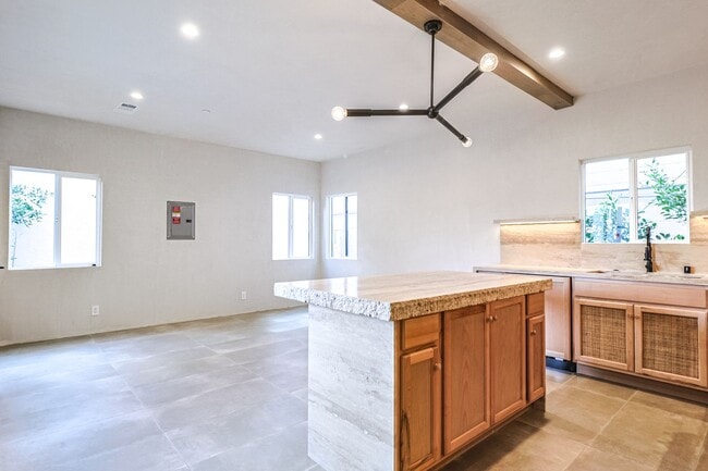 Building Photo - Beautiful 4 Bed House!