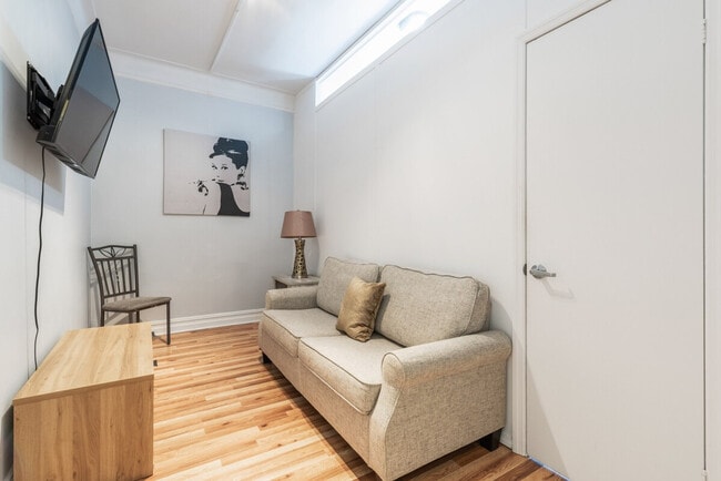 Building Photo - 414 W 46th St