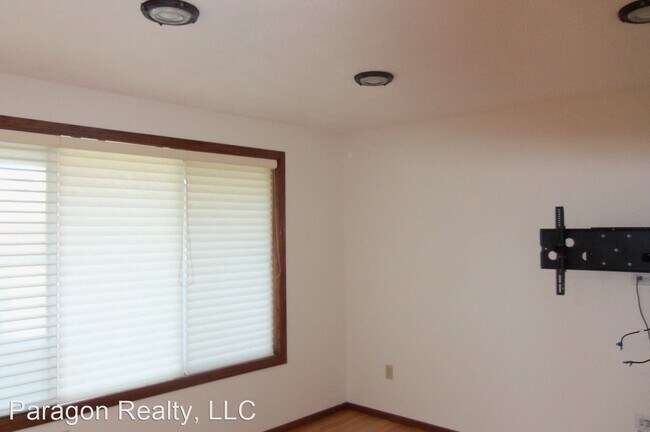 Building Photo - 3730 NE Canterbury Cir