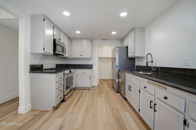 Building Photo - 974 Quarterhorse Ln