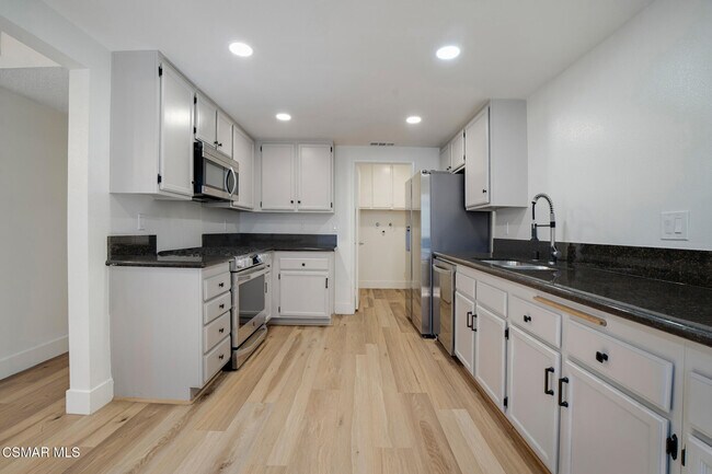 Foto del edificio - 974 Quarterhorse Ln
