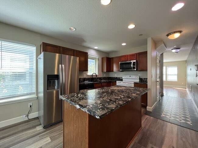 Foto del edificio - Incredible SE Hazelwood 2 Bedroom + 1 Bathroom Condo w/ included Garage and Washer & Dryer!!