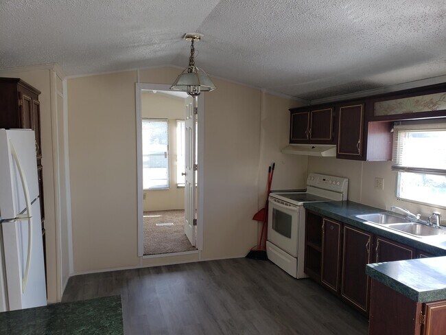 Building Photo - 152 Moses Ave