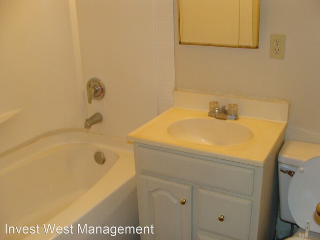 Building Photo - 2 br, 1 bath Apartment - 1806 E Fourth Pla...