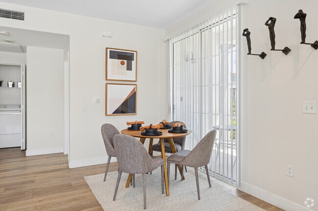 Versilia - 2HAB, 2BA - 1,206 pies cuadrados - Comedor - Canterra