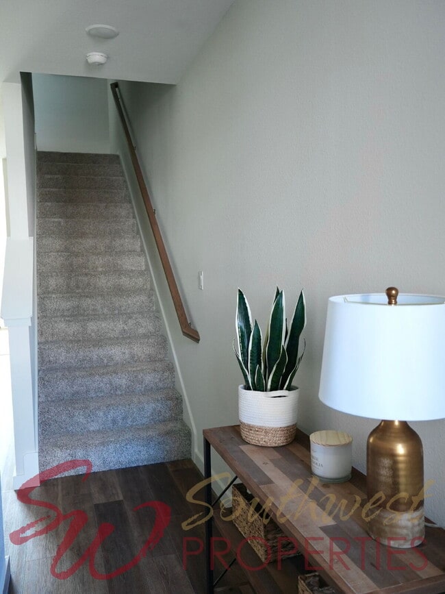 Foto del edificio - Upgrade your living experience across from campus in this fully furnished 3 bedroom 2.5 bath!