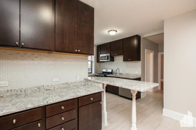 Building Photo - 2 bedroom in Chicago IL 60625