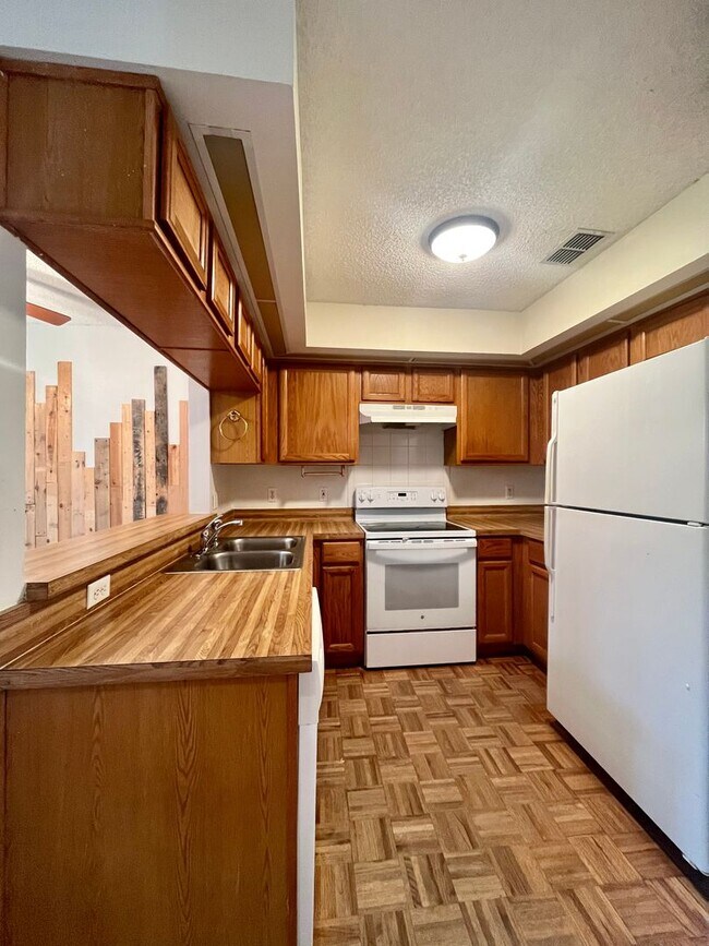 Building Photo - Newly Listed 2 Bed / 2.5 Bath Townhouse wi...