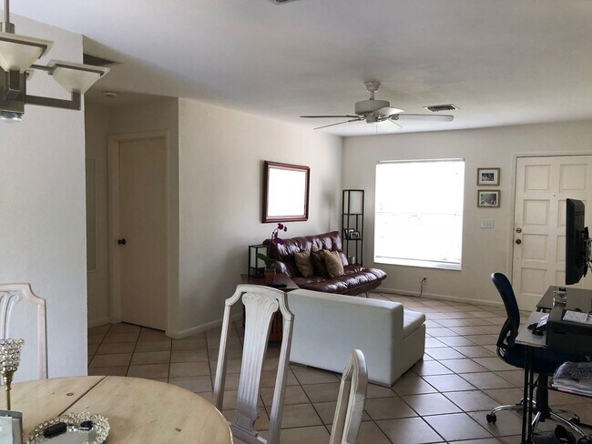 Foto del edificio - ** NAPLES PARK ** 2 BED / 1 BATH + GARAGE ...
