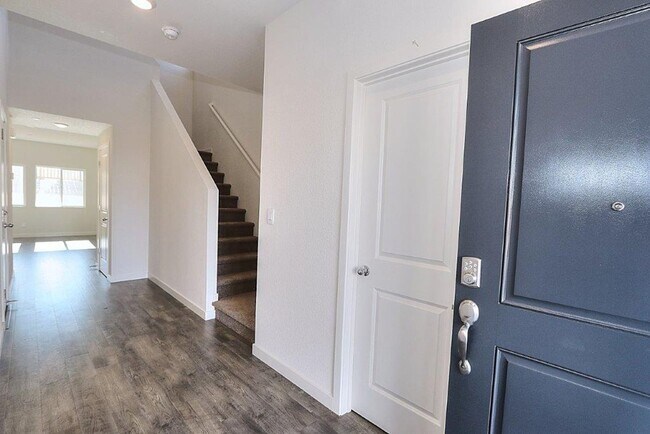 Foto del edificio - Beautiful Lincoln Home Available in May!