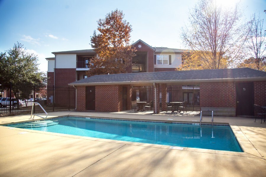 Hallmark at Garden Parkway Apartments in Tuscaloosa, AL