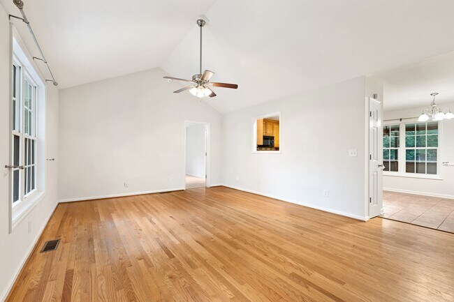 Foto del edificio - Charming Ranch on 1.44 Acres in Mebane – A...