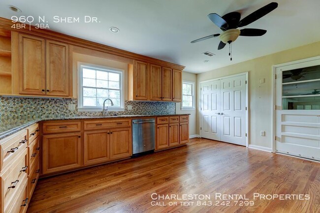 Building Photo - 960 N Shem Dr