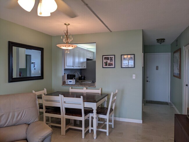 Building Photo - 2615 Garden Dr S