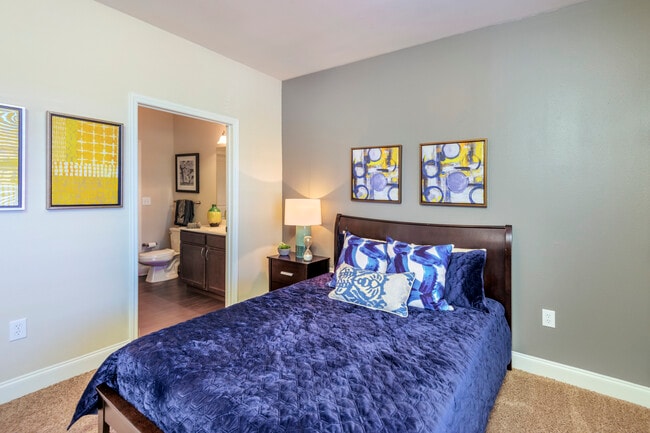Cozy Bedroom with En-Suite Bathroom - The Retreat at Quail North Apartments