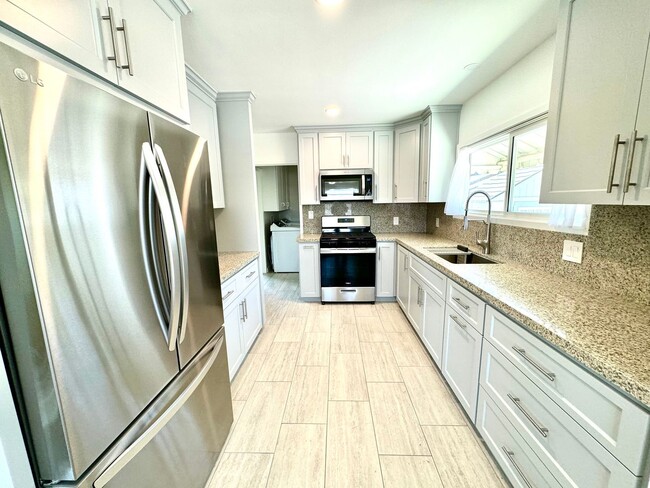 Building Photo - Charming 3 bedroom, 2 bath completely remo...