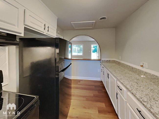 Building Photo - 440 Burgundy Rd