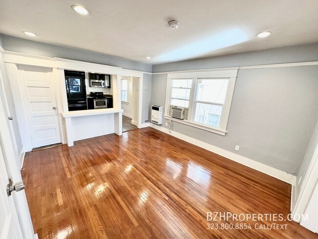 Building Photo - Light-Filled Renovated 1Bed 1Bath In Prime...